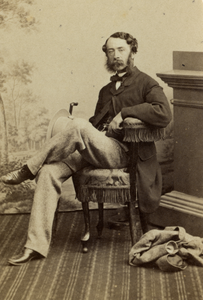 221255 Portret van mr. J.L.A. Nepveu, geboren 1845, griffier van het Hoog Militair Gerechtshof. Ten voeten uit links, ...